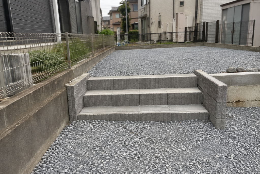 解体後の階段設置・砕石敷き